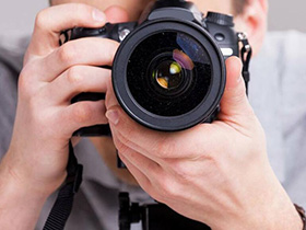 Человек с фотокамерой